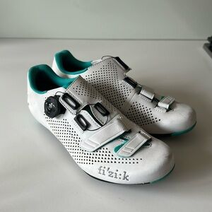 Fi’zi:k women’s road biking shoes